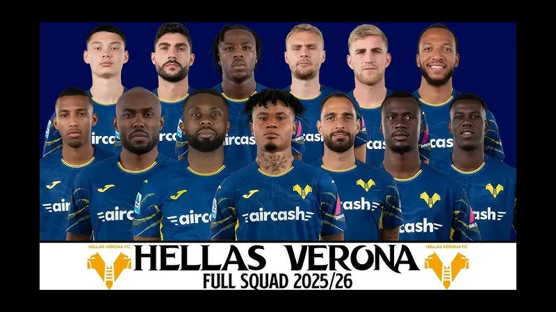 Cầu thủ Verona và Udinese tranh chấp bóng trên sân