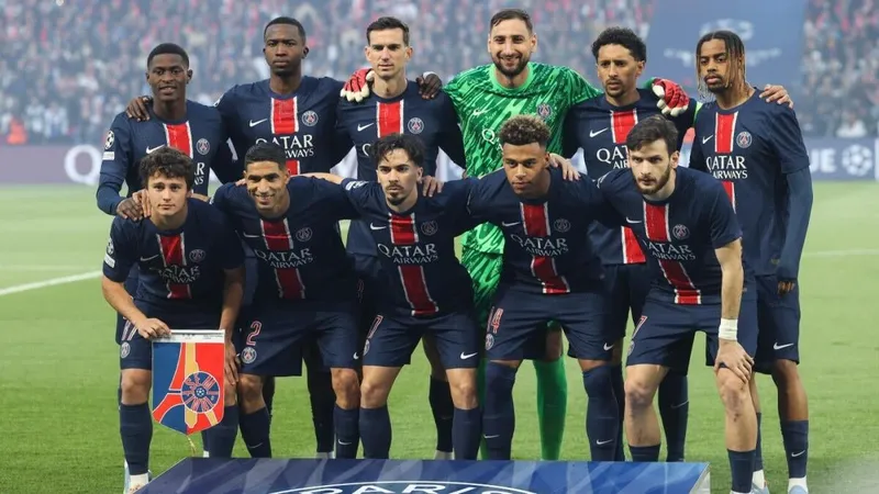Neymar của PSG vươn lên đánh đầu trong trận đấu với Marseille